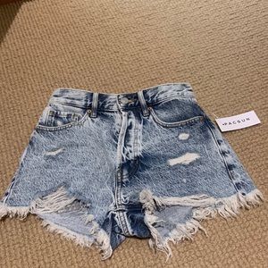 Tags are still on it, never worn them before. vintage High rise.